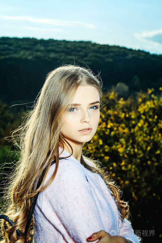有长头发的漂亮女孩照片-正版商用图片1qy3xz-摄图新视界