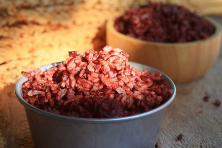 的饭盒香煎红鲷鱼配蔬菜和米饭在米饭上调味红甜酱的香脆猪肉白菜白