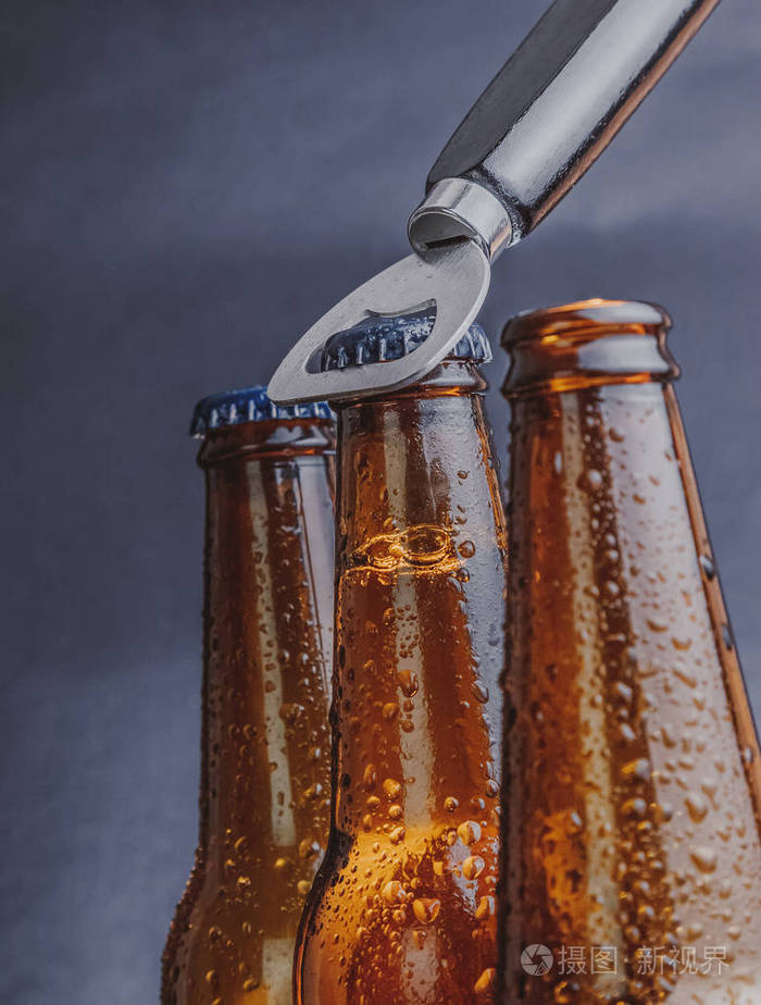男人打开鲜冷啤酒啤酒开瓶器开瓶带滴塞