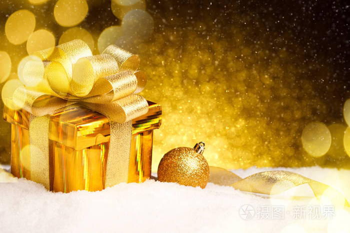 球和装饰上雪圣诞黄金礼品包装盒