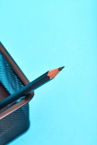 一支铅笔在钢丝网笔筒图片
