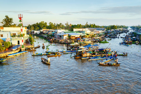 雅南水上市场, 朔庄, 越南-2014 年 11 月 22 日︰ 衙不结盟运动漂浮