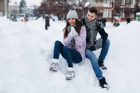 夫妇在大雪覆盖的街道图片