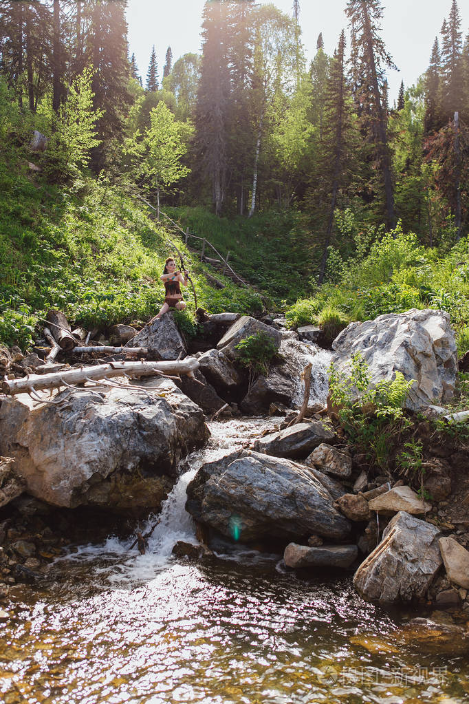 年轻美丽的亚马逊森林里打猎的女孩