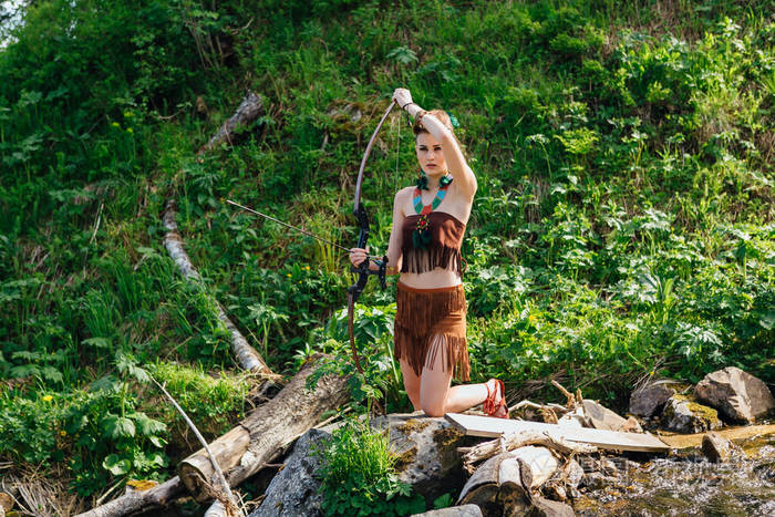 年轻美丽的亚马逊森林里打猎的女孩