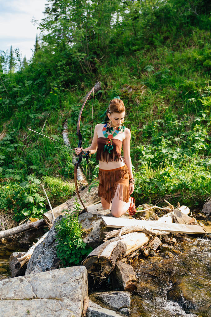 年轻美丽的亚马逊森林里打猎的女孩
