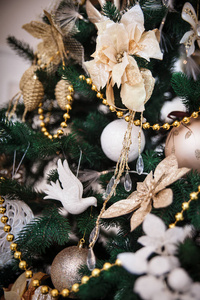 古典装饰品上一棵圣诞树图片