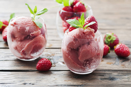 与新鲜草莓冰糕图片