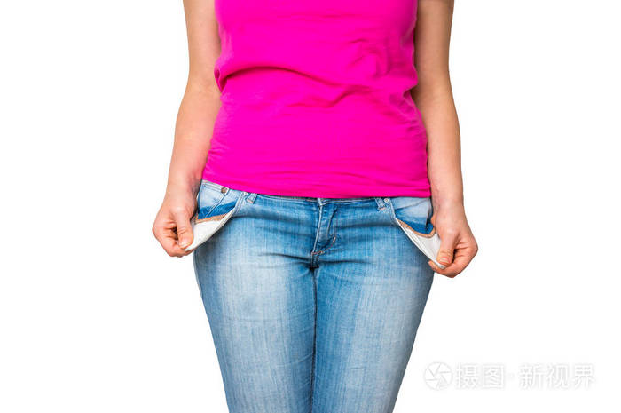 拔出孤立在白色的口袋空空的女人