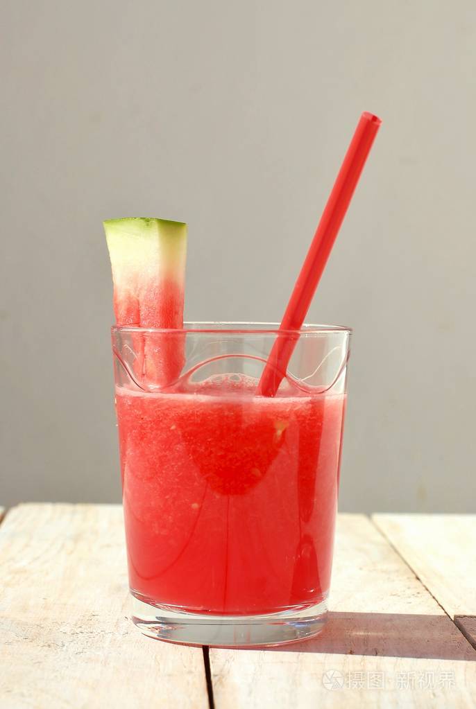 健康的新鲜果汁饮料从红西瓜和冰漂移
