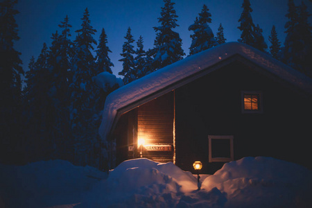 下雪小木屋图片