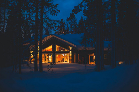 下雪小木屋图片