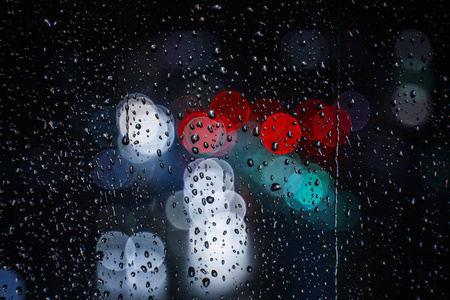 暴雨车窗上的雨滴图片