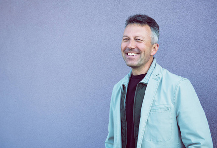 有魅力的男人的肖像