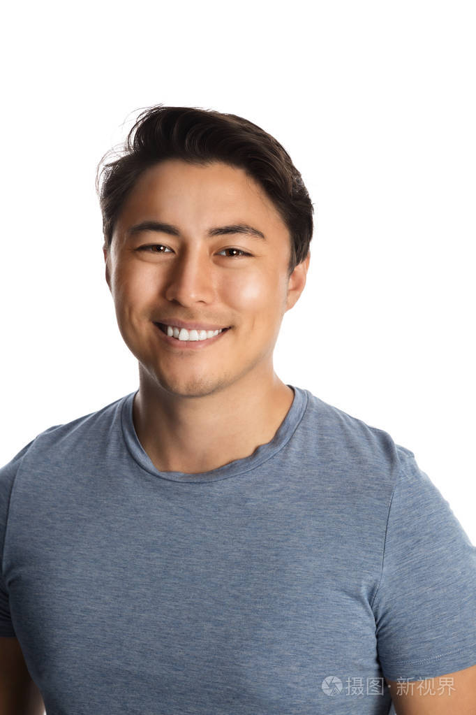 穿着衬衫的男人微笑着放松