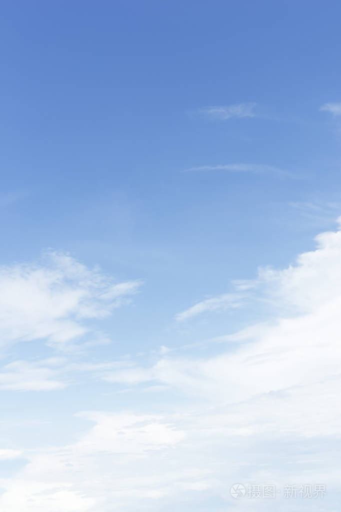 梦幻般柔软的白云在蔚蓝的天空背景下软佛
