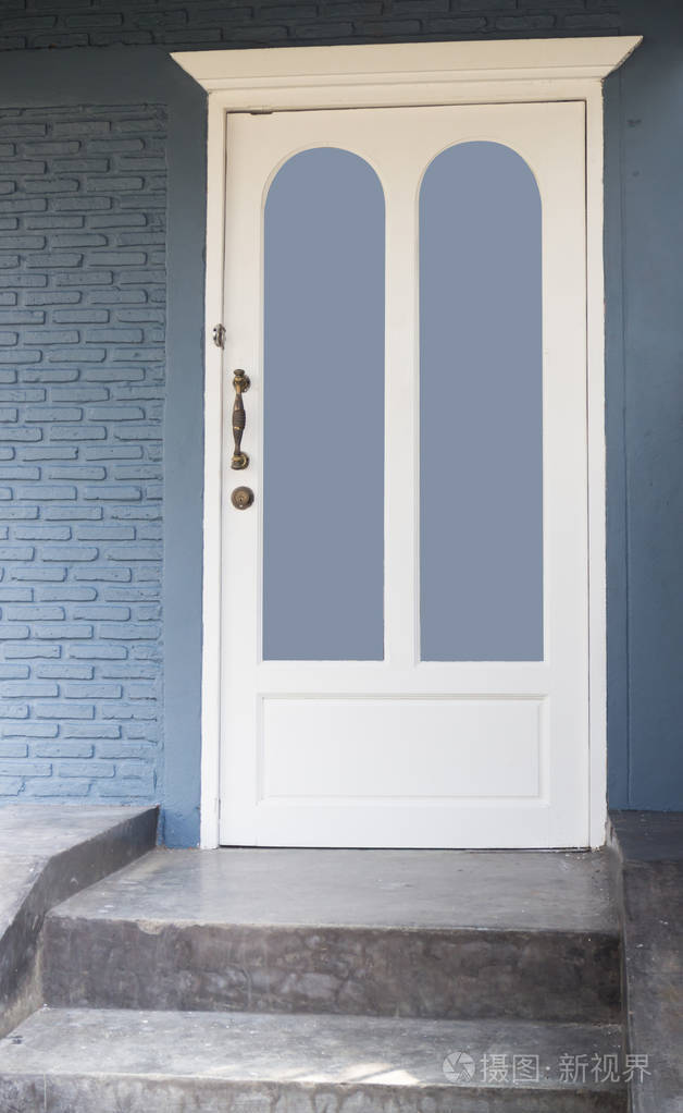 老式木制和白色玻璃门