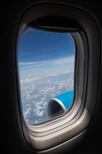 飞机座椅和飞机内部的窗口图片