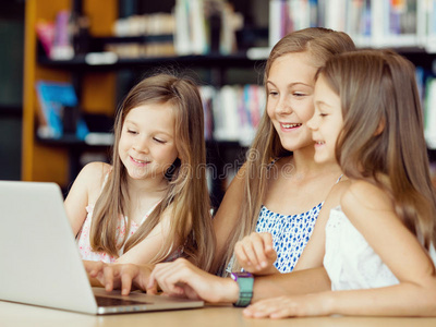 女孩 计算机 学生 电子书籍 可爱的 因特网 网络 姐妹