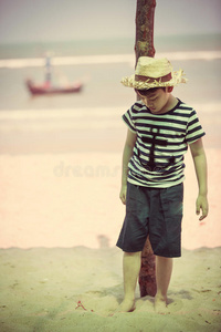 快乐的小男孩在热带海滩上玩耍