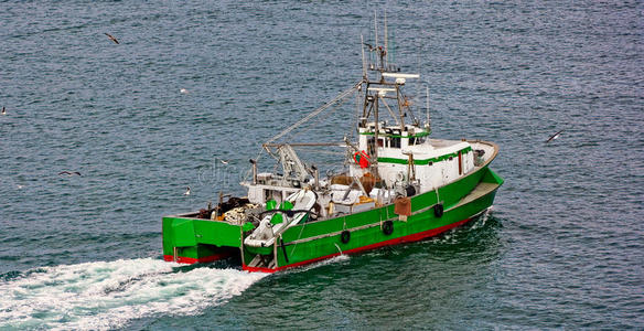 商业拖网渔船照片