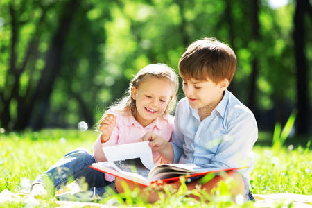 兄弟 童年 闲暇 姐妹 教育 阳光 友谊 阅读 杂草 公园