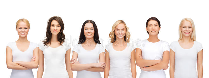 一群微笑的女人穿着空白的白色t恤