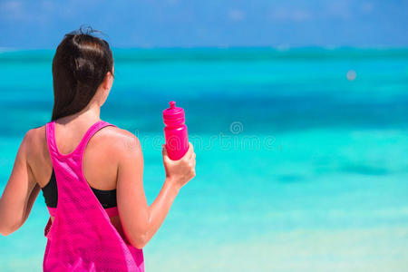适合年轻的女人在热带白色海滩上
