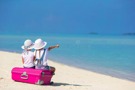 宝贝 海岸 乐趣 行李 帽子 女孩 港口 海岸线 闲暇 海景
