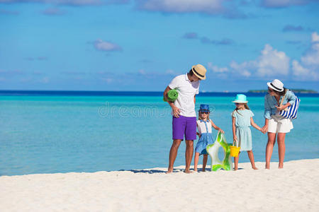 加勒比 家庭 海滩 乐趣 女孩 母亲 体育课 父亲 海洋