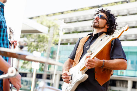 艺术 肠胃病 音乐 工具 男人 吉他手 城市 街道 岩石