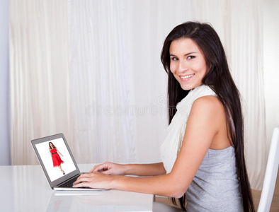 网购女人网购快乐照片