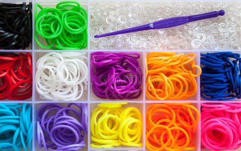 五颜六色的弹性彩虹织机带