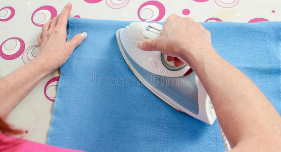 家庭主妇 洗衣店 蒸汽 家务活 家务 工作 女人 熨烫 器具