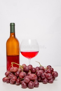 一杯红酒和红葡萄