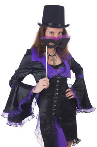 穿着紫罗兰和黑色连衣裙的女孩拿着面具
