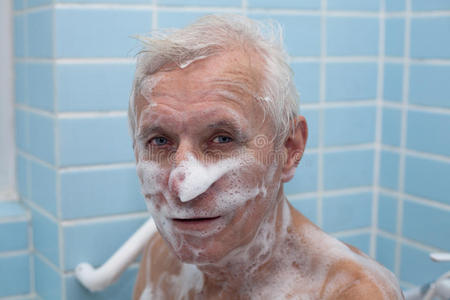 老人洗澡照片