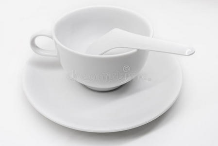 带碟子和汤勺的白色陶瓷杯
