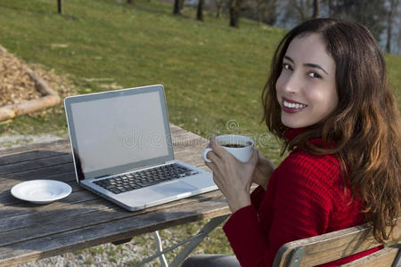咖啡 早餐 笔记本电脑 美丽的 外部 女孩 因特网 通信