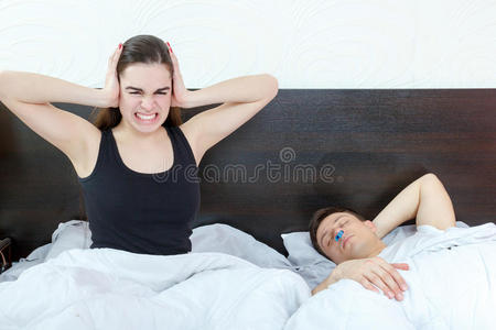 成人 女朋友 卧室 唤醒 就寝时间 挫败感 丈夫 休息 噪音