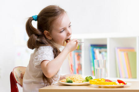 吃饭 幼儿园 喂养 清白 饮酒 饮食 可爱极了 房子 美丽的