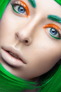 美丽的女孩在一个明亮的绿色假发的风格，角色扮演和创意化妆。 美丽的脸。 艺术形象。