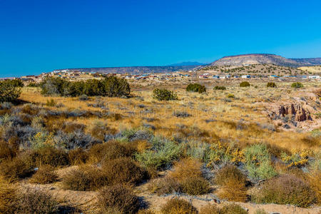 新墨西哥沙漠悬崖上有山和黑色熔岩的峡谷