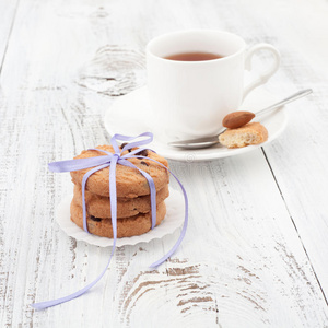 巧克力片饼干在一个白色盘子里放着一杯茶