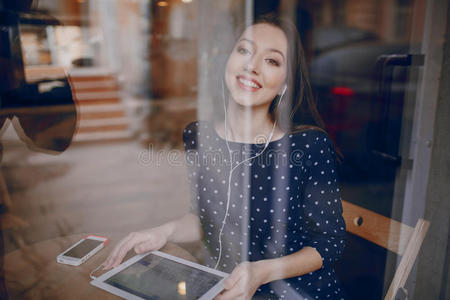 美丽的年轻女孩喜欢手机和平板电脑