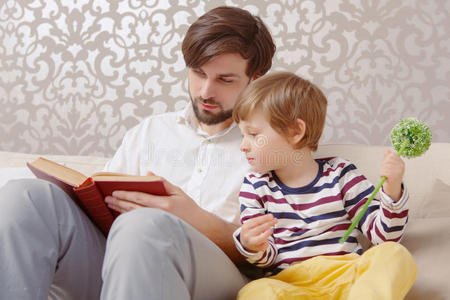 父亲和儿子读了一本书