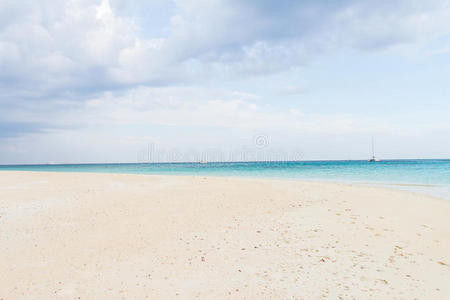 海滩和蓝天是泰国一个美丽的热带岛屿