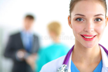 女医生站在医院听诊器旁