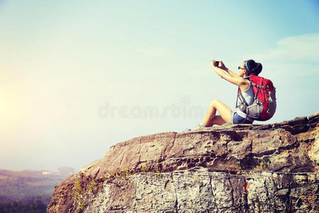 享受 美丽的 国家的 手机 女孩 徒步旅行者 风景 森林