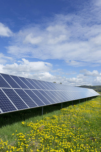 春天开花草地上的太阳能发电站详图